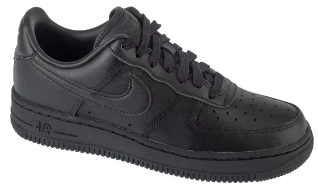 Czarne, skórzane buty Nike Air Force 1. Wyglądają na świeże i oryginalne, gotowe na miejskie przygody.