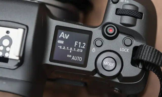 Jak dobrze ustawić aparat Canon? Widok na ekran LCD aparatu Canon z ustawieniem Av, F1.2, ISO AUTO.