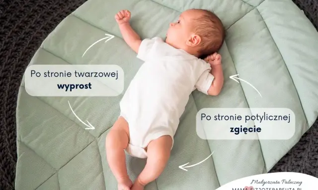 Niemowlę śpi z głową w jedną stronę, z wyprostowanymi nóżkami po stronie twarzowej i zgiętymi po potylicznej.