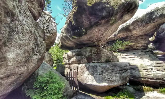 Niesamowite formacje skalne w Górach Stołowych, gdzie gigantyczne głazy tworzą naturalne cuda.