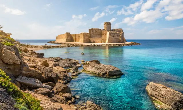 Castello Aragonese a Le Castella, una delle curiosità sulla Calabria, si erge su un isolotto roccioso bagnato da acque cristalline.