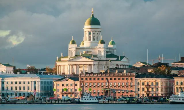 Majestatyczna katedra góruje nad portem w Helsinkach, pięknym mieście w Finlandii.