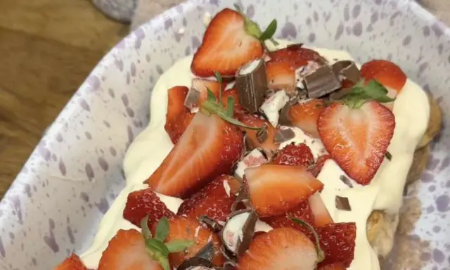 Ein köstliches Erdbeer Tiramisu, üppig belegt mit frischen Erdbeeren, Schokoladenstückchen und cremiger Mascarpone.