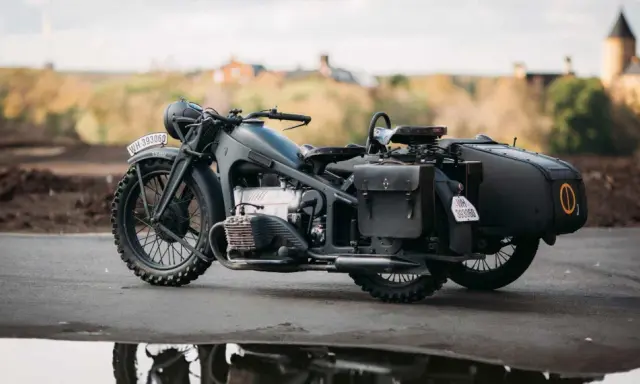 Klasyczny motocykl Zundapp KS 800 z wózkiem bocznym, gotowy na podróż przez malownicze tereny.