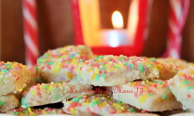 Biscotti colorati con codette, perfetti dolci da fare in casa per un momento di gioia.