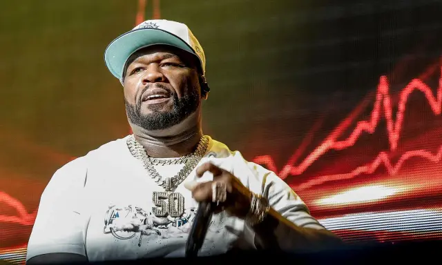 50 Cent på scen i Sverige, med en stor kedja och keps.