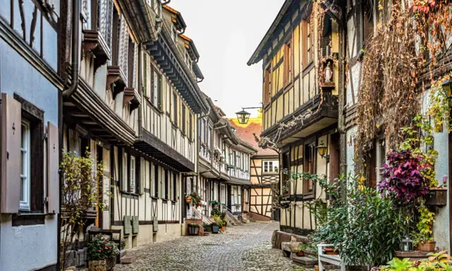Calle adoquinada con casas de entramado de madera, ideal para saber donde alojarse en la Selva Negra.