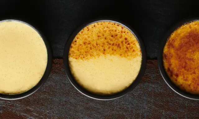 Trois ramequins de crème brûlée, de l'origine à la perfection caramélisée. La texture onctueuse et les grains de vanille sont visibles.
