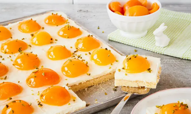 Ein einfacher Spiegeleierkuchen mit Aprikosen und Pistazien. Perfekt für jede Gelegenheit.