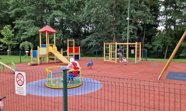 Dlaczego plac zabaw jest zamknięty? Sprawdź, kiedy się otworzy!