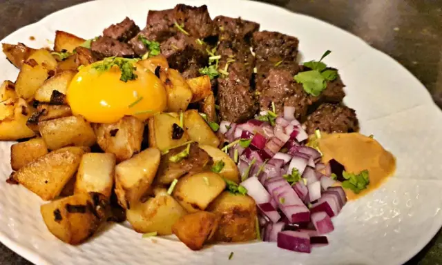 Biff Rydberg med stekt potatis, rå äggula, hackad rödlök och en klick senap. En klassisk svensk rätt som smakar ljuvligt.