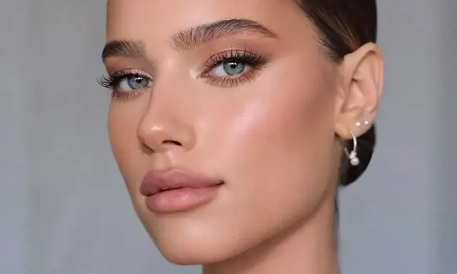Volto femminile con trucco cerimonia impeccabile: occhi luminosi, labbra nude e pelle radiosa. Perfetto per un evento speciale.