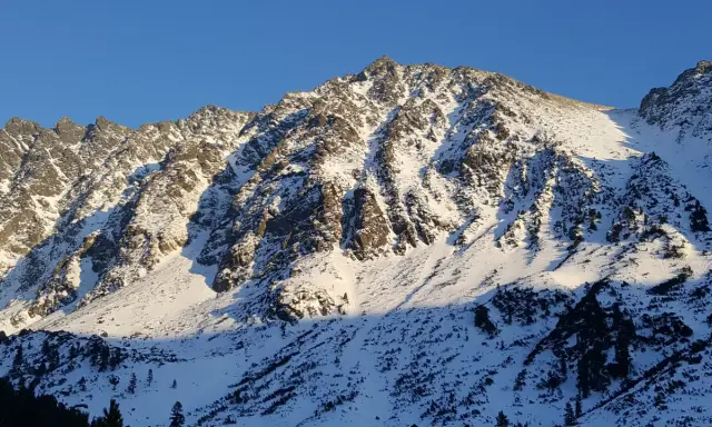 Tatry Słowackie: Zamknięte szlaki? Odkryj otwarte trasy i schroniska