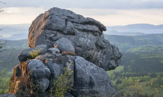 Góry Stołowe z dziećmi w tle, skalne formacje jak z bajki.
