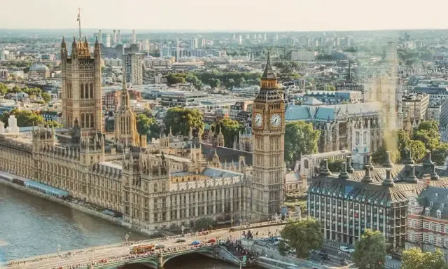 Widok na Parlament i Big Bena. Zastanawiasz się, ile się leci do Londynu, by zobaczyć te cuda?