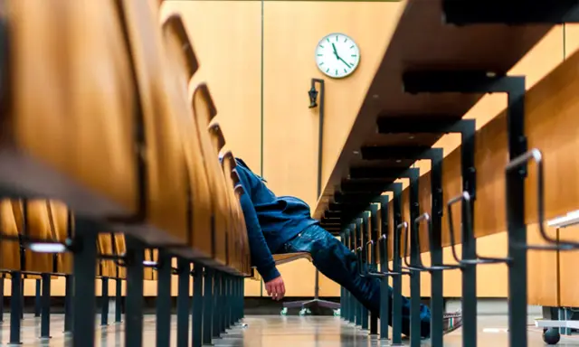 Un uomo dorme in un'aula, simbolo della lunga durata processo civile risarcimento.