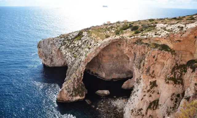 Malta zwiedzanie: majestatyczne klify i jaskinie nad turkusowym morzem. Widok zapiera dech w piersiach.