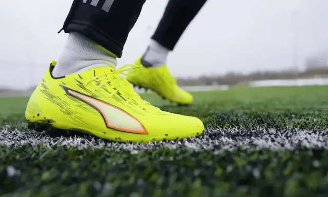 Żółte korki AG na sztucznej murawie, gotowe do gry. Co to znaczy? To znaczy, że czas na trening!