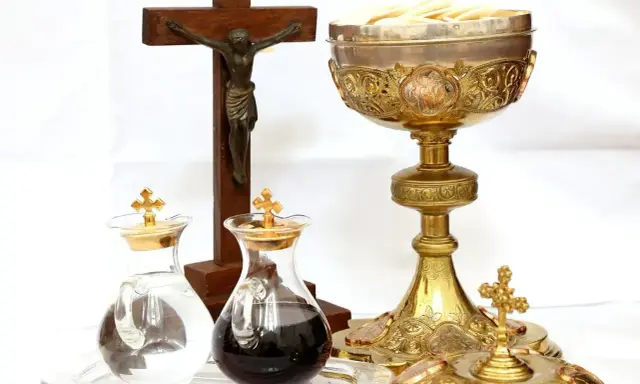 Kielich, krzyż i ampułki z winem i wodą. Zastanawiasz się, ile kosztuje msza za zmarłego?