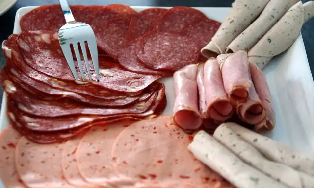 Talerz z wędlinami: salami, szynka, kiełbasa. Jak przechowywać wędlinę w lodówce? Najlepiej w szczelnym pojemniku.