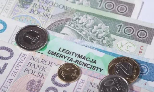 Emeryt na umowie o pracę: ZUS, PIT-0, zdrowotna poznaj zasady