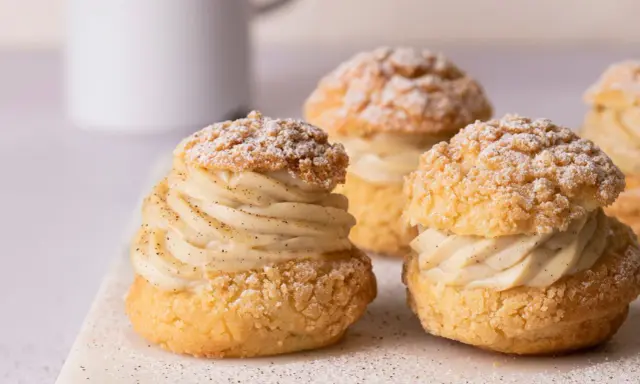 Délicieux choux garnis de crème pâtissière vanillée, saupoudrés de sucre glace. Une recette pâte à choux traditionnelle parfaite pour le goûter.