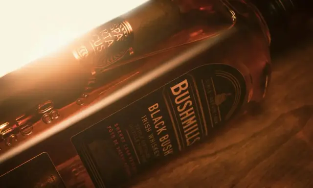 Bushmills Black Bush Irish Whiskey, ein edler Tropfen, der in Sherryfässern reifte. Ein Genuss für Kenner von gutem Whiskey.