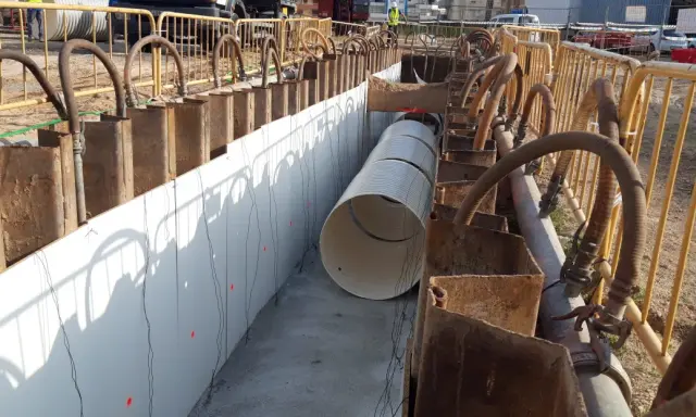 Instalación de tuberías en ntp zanjas, con soportes metálicos y mangueras de bombeo.