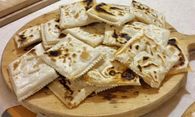 Pasticci fritti, un'ottima idea su cosa mangiare a Forlì. Croccanti e dorati, perfetti per un assaggio di Romagna.