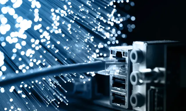Błyszczące światłowody i kabel sieciowy podłączony do portu. Szybkie łączenie światłowodu dla nowoczesnej technologii.