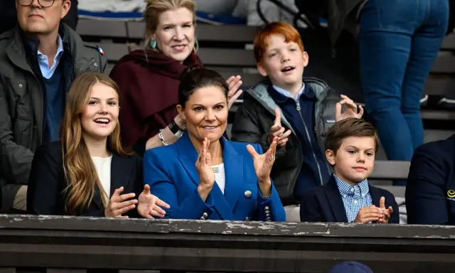 Familjen Victoria, Daniel, Estelle och Oscar applåderar. Prinsessan Estelles ålder syns i hennes glada ansikte.