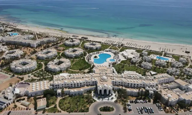 Widok z lotu ptaka na kompleks hotelowy Vincci Helios Beach z basenami i plażą. Wiele pozytywnych vincci helios beach opinie potwierdza urok tego miejsca.