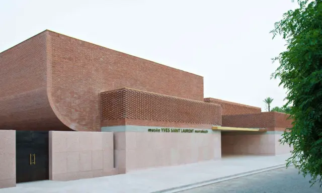 Das Musée Yves Saint Laurent in Marrakesch, ein Meisterwerk aus Ziegeln und Stein, lädt zu einer Reise durch die Mode ein.