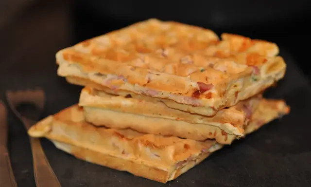 Pile de gaufres salées jambon fromage, parfaites pour un repas rapide.