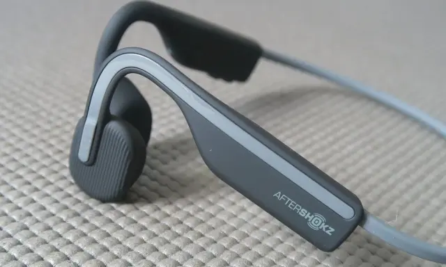 Słuchawki AfterShokz, idealne do jazdy na rowerze, bo słyszysz otoczenie.
