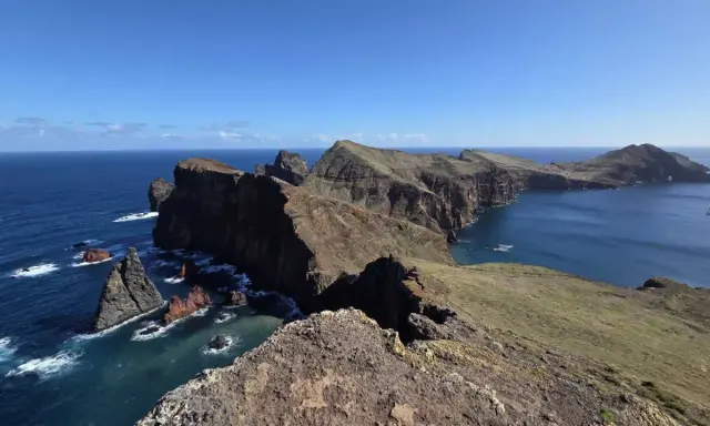 Steile Felsklippen und das tiefblaue Meer an der Ostspitze Madeiras. Ein Highlight für jeden reiseblog madeira.