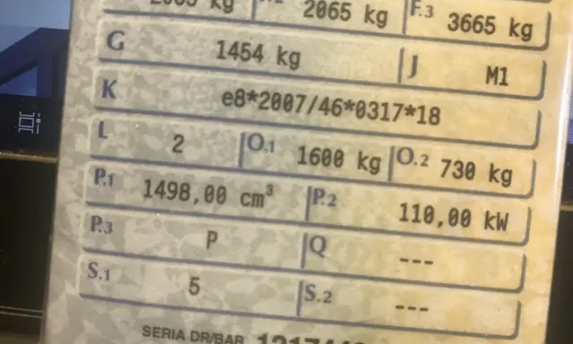 Dane techniczne pojazdu: dopuszczalna masa całkowita w dowodzie to 3665 kg (F.3). Masa własna 1454 kg (G).