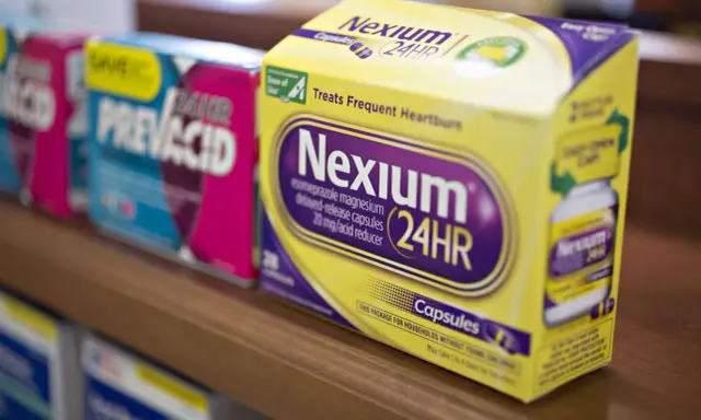 Leki na refluks: opakowania Nexium 24HR i Prevacid 24HR na półce aptecznej.
