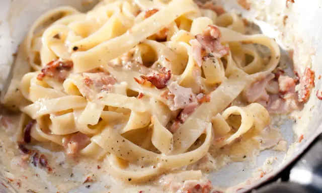 Carbonara ze śmietaną: Sekret kremowego sosu bez ścinania jajek