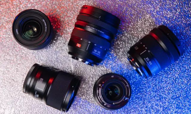 Zestaw obiektywów: 16-35mm, 20-60mm, 24mm i 50mm. Idealny wybór, jaki obiektyw na wesele, by uchwycić każdą chwilę.