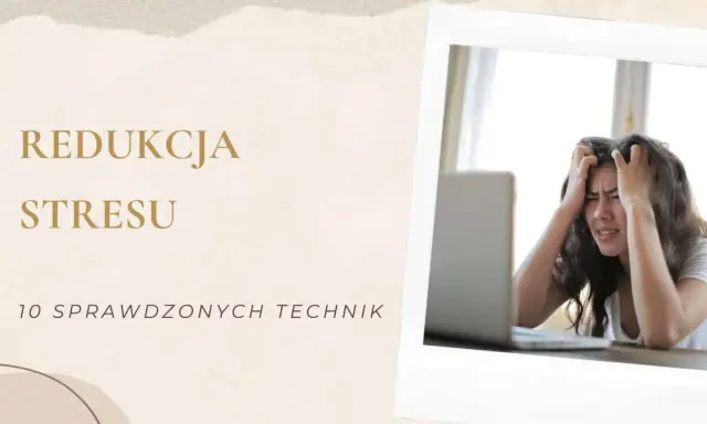 Młoda kobieta z nerwowością i agresją przyczynami stresu, chwyta się za głowę przed laptopem. Redukcja stresu.