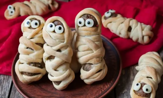 Mummy hot dogs z ciasta francuskiego, idealne na zdrowe przepisy dla dzieci na obiad. Zabawne i pyszne!