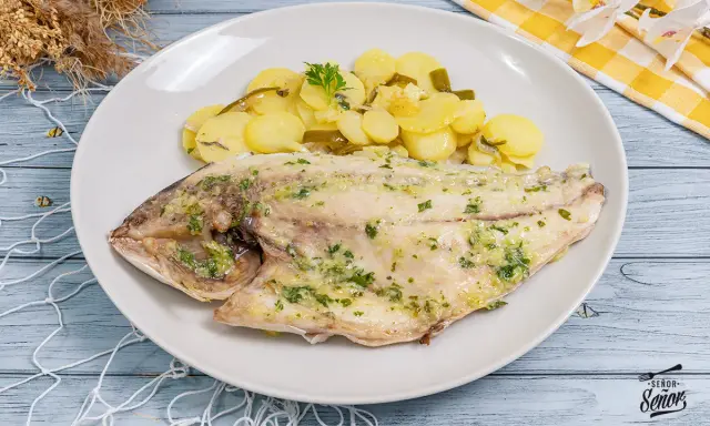 Dorada al horno con patatas, un plato principal sabroso y saludable.