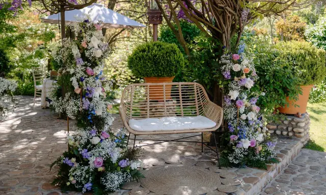 Un rincón idílico para bodas con arcos florales, un banco de mimbre y detalles rústicos. ¡Ideas originales boda!