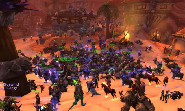 Tłum graczy w World of Warcraft na Xbox, przygotowujący się do bitwy.