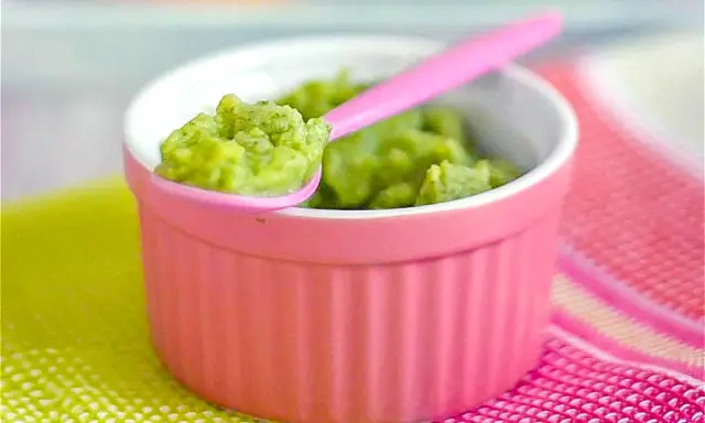 Papilla de aguacate bebé 6 meses, lista para alimentar a tu pequeño.