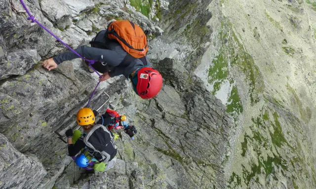 Wspinaczka na Gerlach. Grupa turystów pokonuje trudną trasę, asekurowana linami.