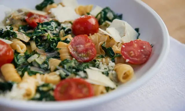 Pasta mit Babyspinat, Kirschtomaten und Parmesan. Ein einfaches und leckeres Rezept.