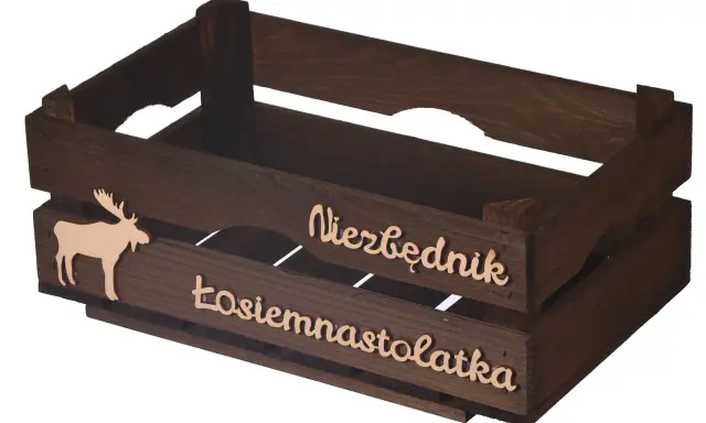 Drewniana skrzynka na 18 urodziny dla chłopaka, ozdobiona łosiem i napisem "Łosiemnastolatka". Idealna na prezent!