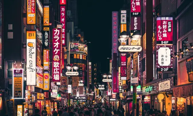 Nocne Tokio, pełne neonów i ludzi. Idealne miejsce, by poczuć energię miasta, kiedy lecieć do Japonii? Teraz!